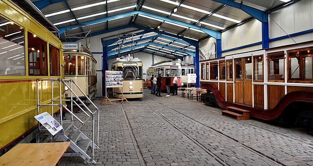 Ausstellungshalle mit historischen Straßenbahnen - Hannoversches Straßenbahnmuseum