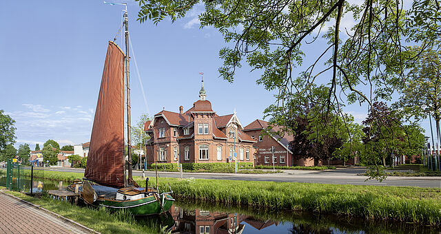 Die TWEE GEBROEDERS vor dem Fehnmuseum