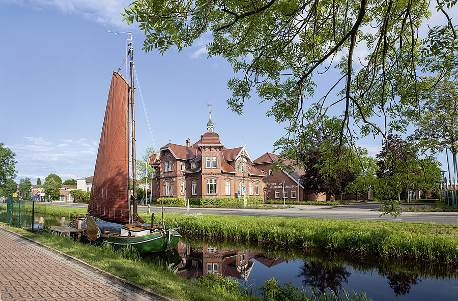 Die TWEE GEBROEDERS vor dem Fehnmuseum