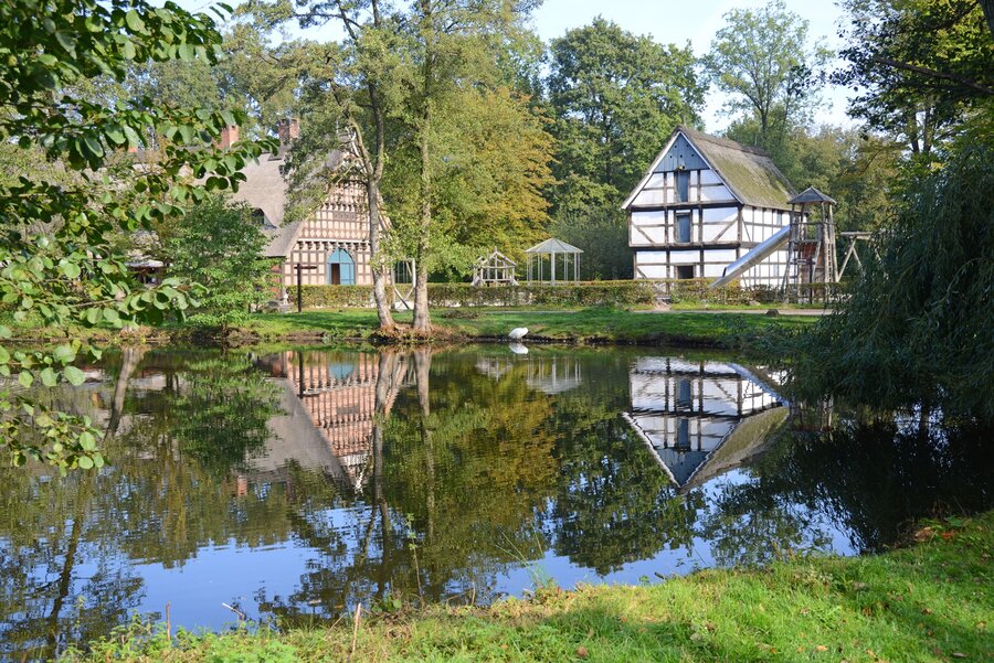 Teich mit Dorfkrug und Speicher