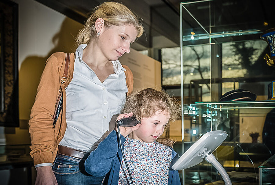 Besucher in der Ausstellung des Museums Lüneburg