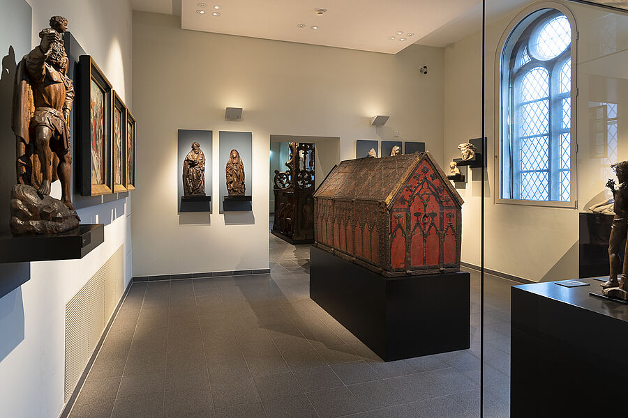 Der rote Schutzkasten beherbergte jahrhundertelang den kostbaren Reginenschrein aus dem Dom - Diözesanmuseum Osnabrück