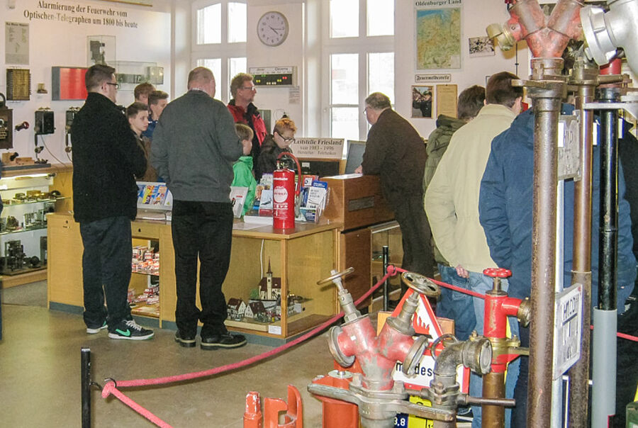 Besucher lassen sich die Nachrichtenzentrale aus der alten Feuerwache Jever erläutern