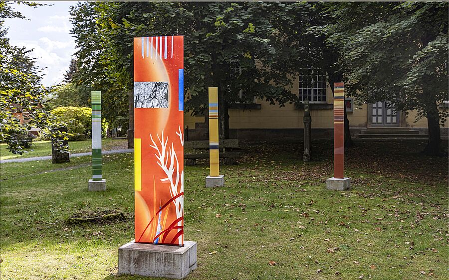 Glaskunst-Stelen vor der St. Nicolaikirche in Bakede