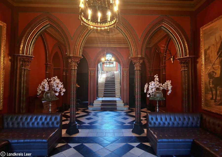 Vestibül des Schlosses Evenburg - Eingangshalle mit Treppenaufgang