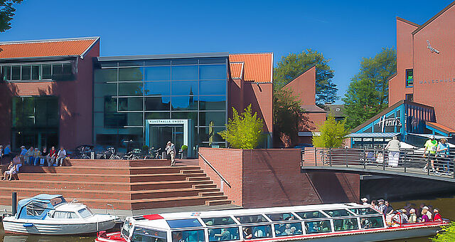 Die Kunsthalle Emden mit Bootsanleger und Museumscafé Henri's (rechts)