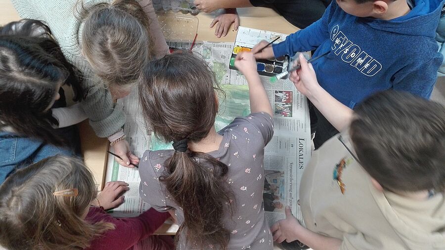 Kinder bei der Ausübung eines museumspädagogischen Angebotes