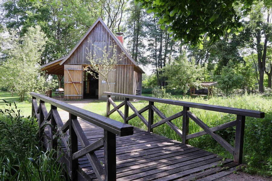 Obstscheune für Workshops und Streuobstwiese, Foto: Klaus Mayhack Außenansicht der kleinen Obstscheune, kleine Brücke, die zu einem Fachwerkhaus führt
