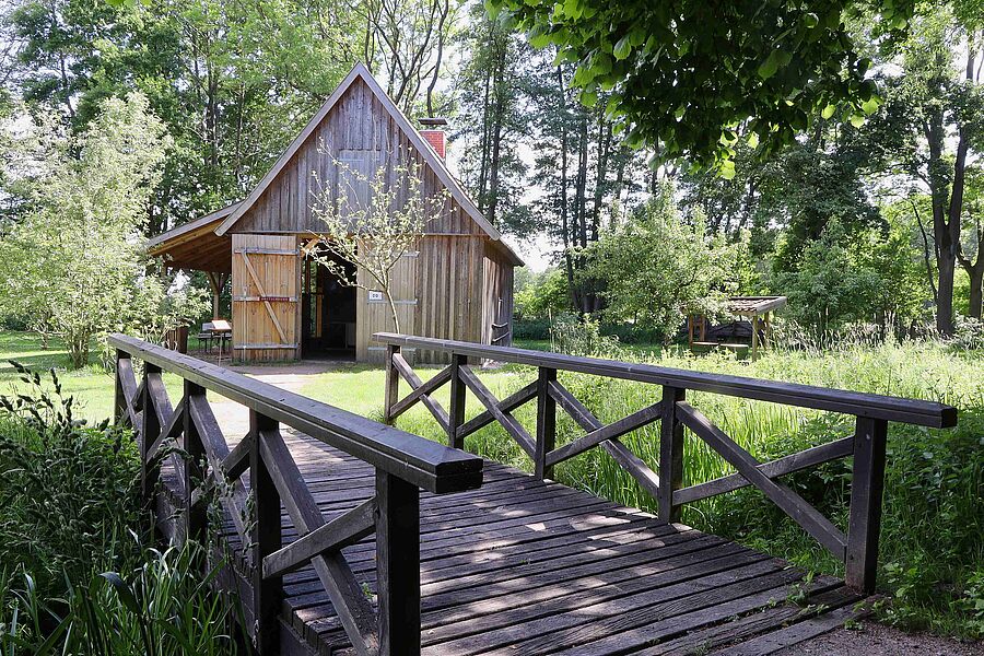 Außenansicht der kleinen Obstscheune, kleine Brücke, die zu einem Fachwerkhaus führt