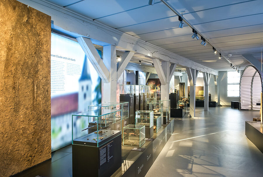 Blick in die Ausstellungseinheit zum frühmittelalterlichen Gräberfeld von Liebenau - Museum Nienburg