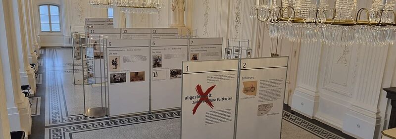 Blick in die Ausstellung "Abgestempelt", Foto: Bundeszentrale für politische Bildung Blick in die Ausstellung "Abgestempelt"