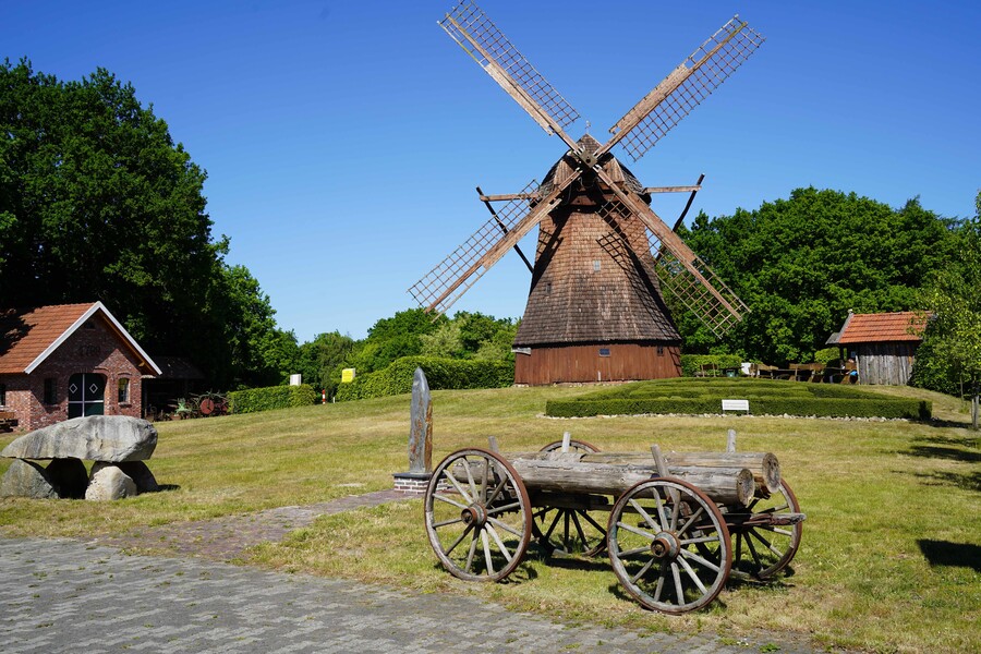 Blick auf den Mühlenberg mit der Erdholländer Windmühle aus dem Jahre 1840, (c) Johannes Wilke