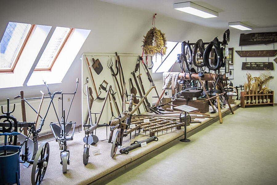 Blick in die Ausstellung mit landwirtschaftlichen Geräten