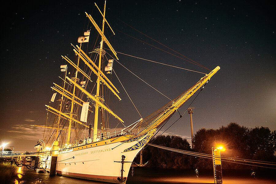 Das Schulschiff bei Nacht