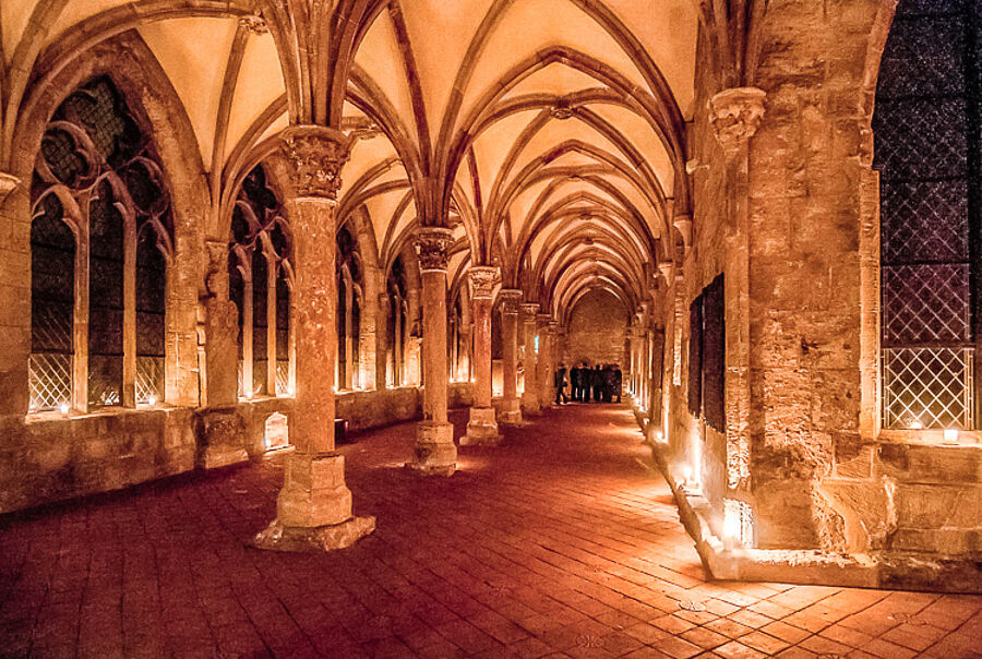 Führung im Kerzenschein durch das Zisterzienserkloster