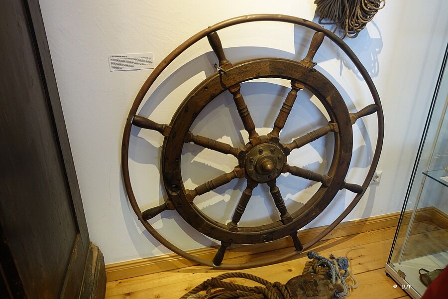 Ein Steuerrad in der Ausstellung des Museums Altes Zollhaus