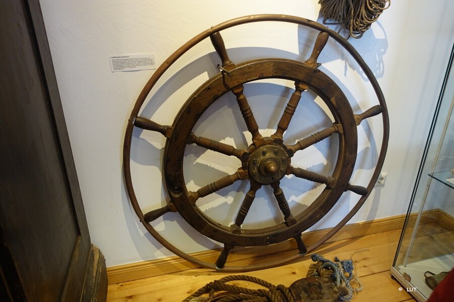 Ein Steuerrad in der Ausstellung des Museums Altes Zollhaus