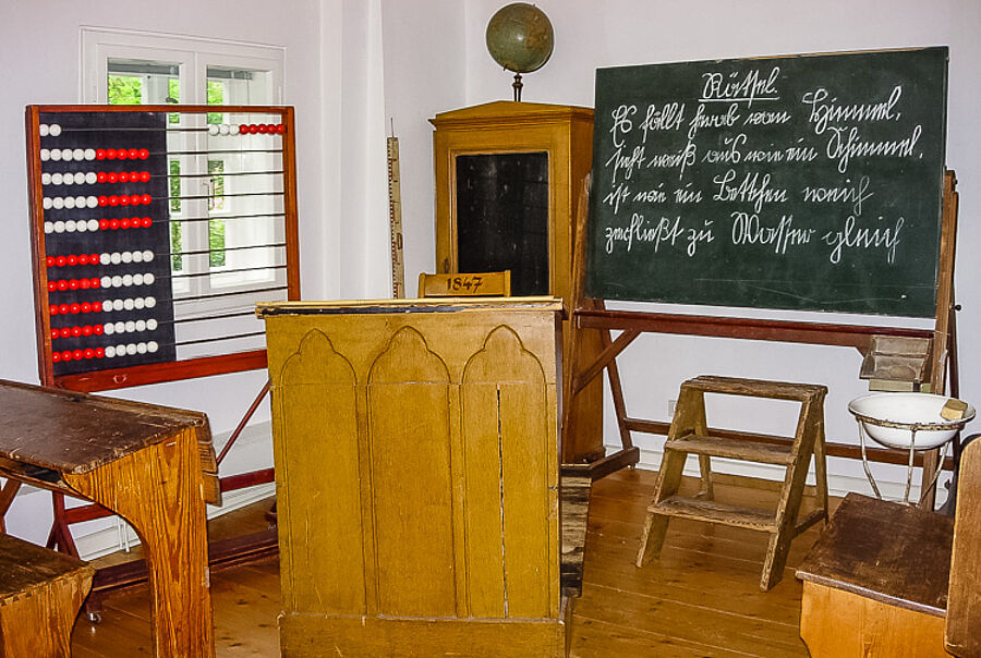Blick in das historische Klassenzimmer im Schulmuseum Steinhorst
