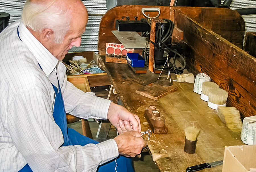 Vorführung Pinsel- und Bürstenherstellung im Industrie-Museum Lohne