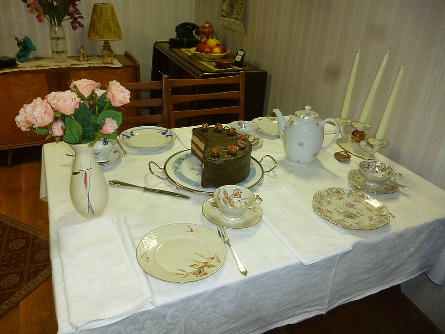 Gedeckter Eßtisch mit Kaffeetafel - Heimatstube Vorsfelde