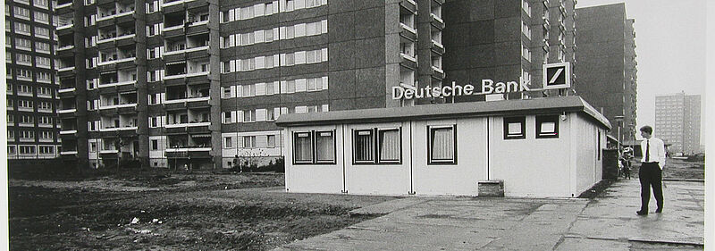 © Harald Kirschner Deutsche Bank vor Hochhaussiedlung
