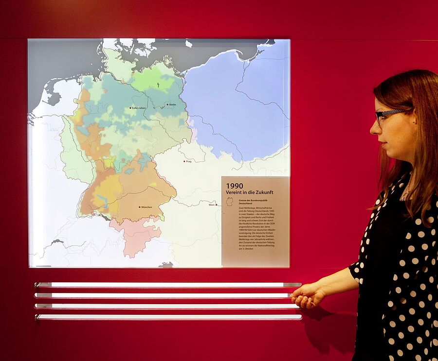 Modell: Verschiebbare Karten zeigen den Weg zur Deutschen Einheit 1990