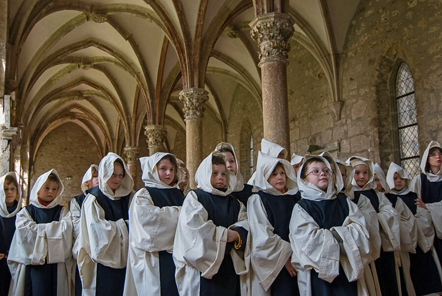 Kleine Mönche auf Zeit erkunden den gotischen Kreuzgang im Zisterzienserkloster