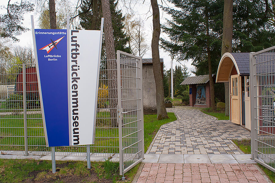 Eingang des Luftbrückenmuseums