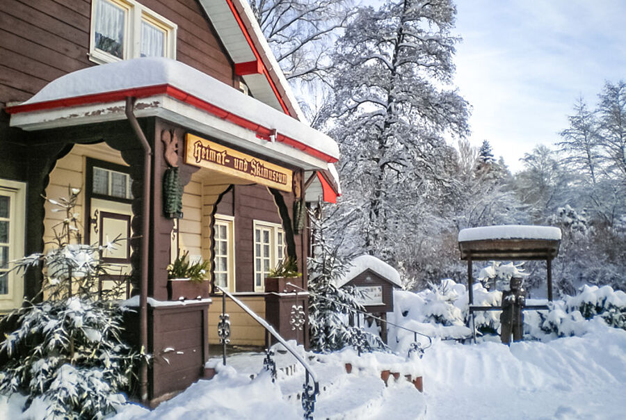 Außenansicht Heimat- und FSI-Skimuseum Braunlage im Winter