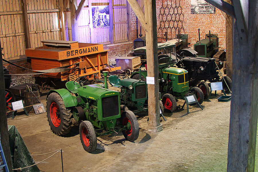 Blick in die Ausstellungshalle des Ostfriesischen Landwirtschaftsmuseums Campen