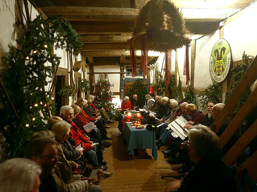 Vorweihnachtliche Feier in der Diele des Museums