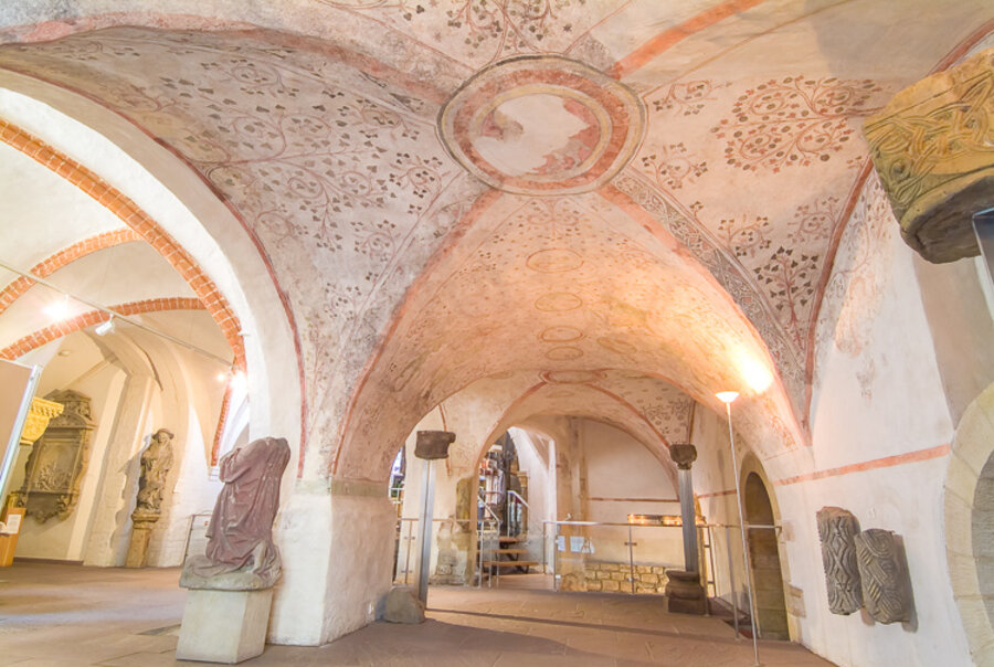 Erdgeschoss des Dom-Museums mit Wandmalereien