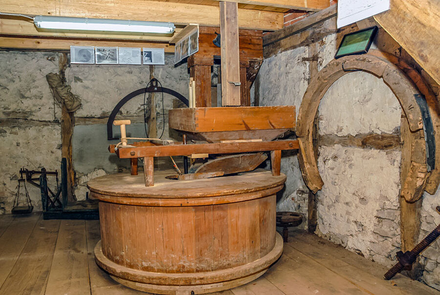 Kornmühle in der kleinen Mühlenscheune im Museum auf dem Hölscherhof