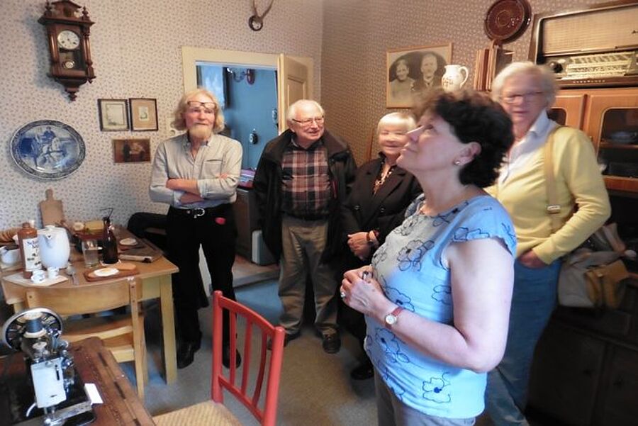 Besucher*innen in der Wohnküche im Sollinghaus Weber