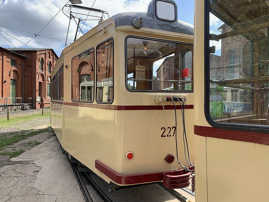 Historische Straßenbahn inmitten alter Industriearchitektur