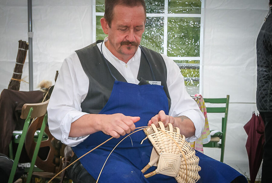 Korbflechter bei Handwerksvorführung im Heimatmuseum Döhren