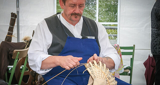 Korbflechter bei Handwerksvorführung im Heimatmuseum Döhren