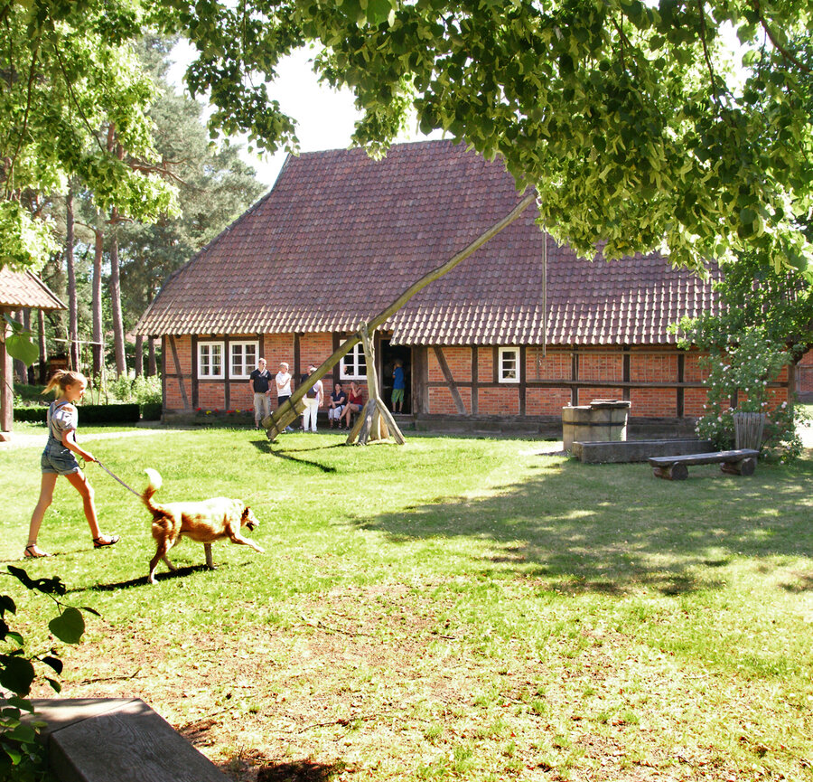 Bauernhaus mit Ziehbrunnen - Winser Museumshof