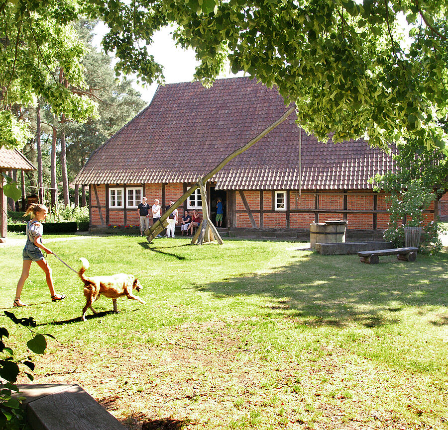 Bauernhaus mit Ziehbrunnen - Winser Museumshof