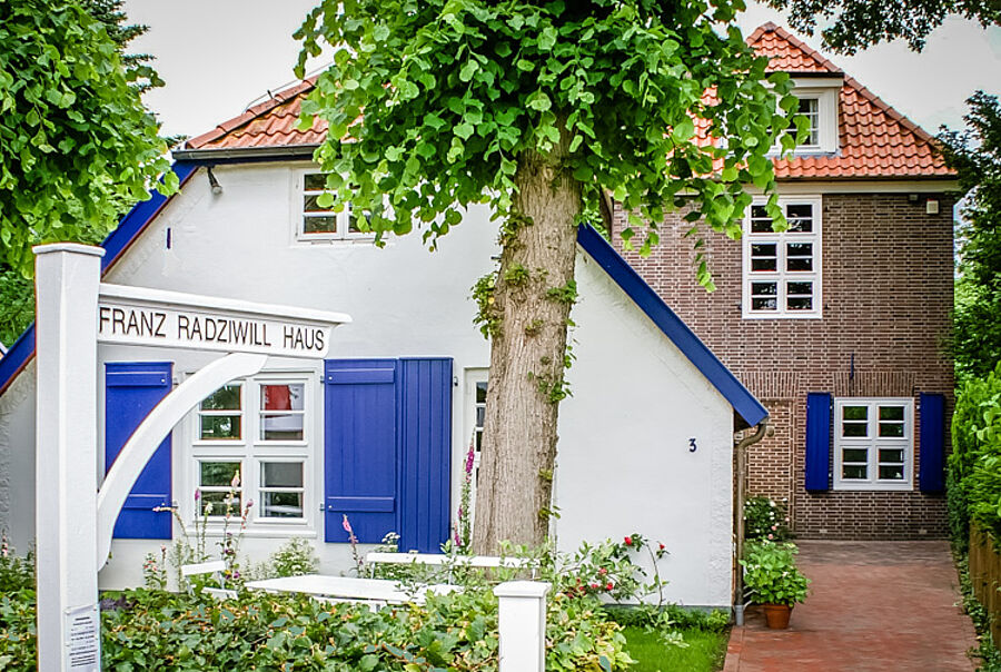 Franz Radziwill Haus, der Altbau im Vordergrund, die Erweiterung des Altelierhauses im Hintergrund,