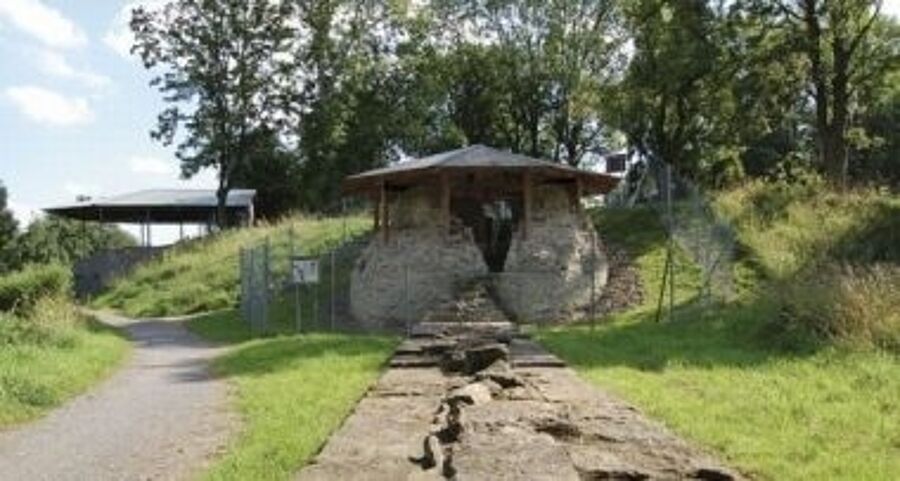 Der ausgegrabene Rundtrum und das zweite Stauwehr der Befestigungsanlage - Museum Rodenberg