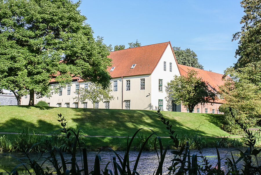 Das ehemalige Marstall- und Kanzleigebäude des Schlosses