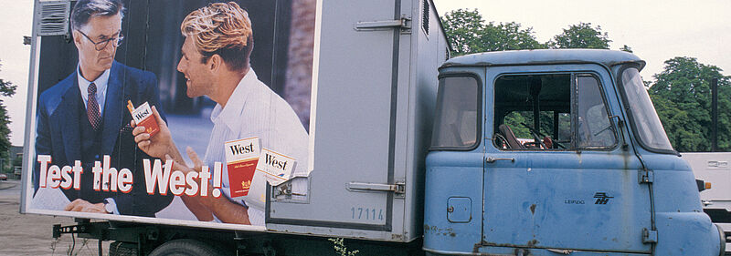 LKW mit Werbung für Zigarettenmarke West "Test the West"