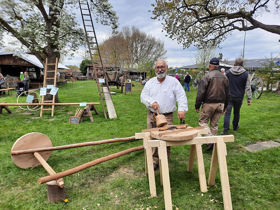 Ein Stellmacher führt das alte Handwerk vor 