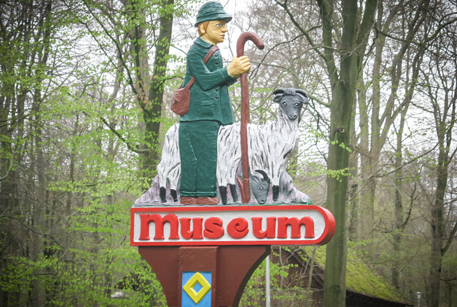 Schild "Museum" mit Schäfer und Schaf