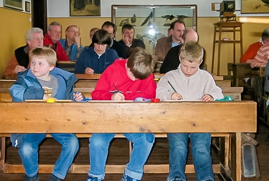 "Schüler" während des Unterrichts im Nordwestdeutschen Schulmuseum