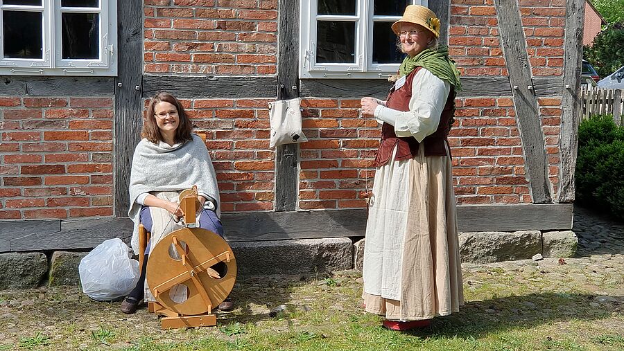 Spinnerinnen engagieren sich beim Backtag auf dem Winser Museumshof