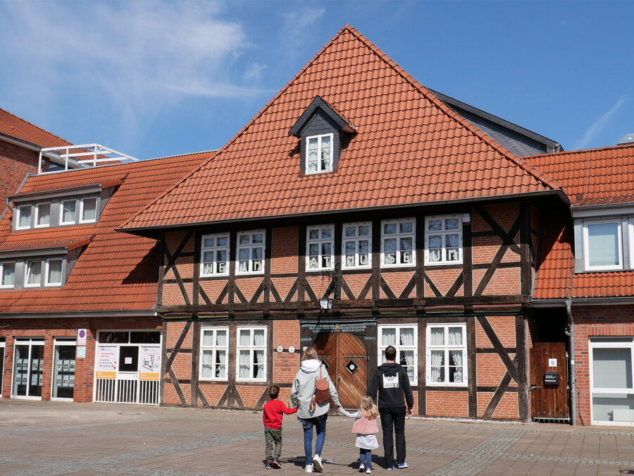 Außenansicht des Heimatmuseums Seelze. Eine Familie mit zwei Kindern läuft auf den Eingang zu. 