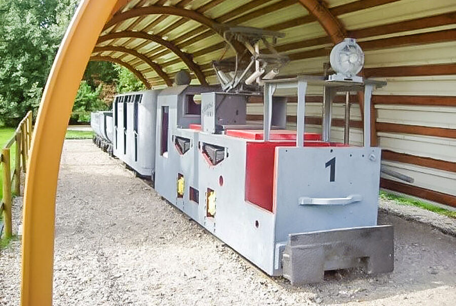 Grubenzug mit Elektro-Lok, Personen- und Förderwagen im Niedersächsischen Museum für Kali- und Salzbergbau