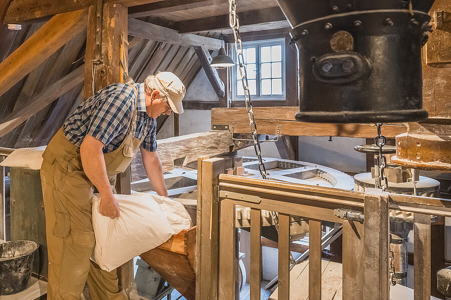 Das Müller-Handwerk wird Besuchenden im Mühlenmuseum vorgeführt